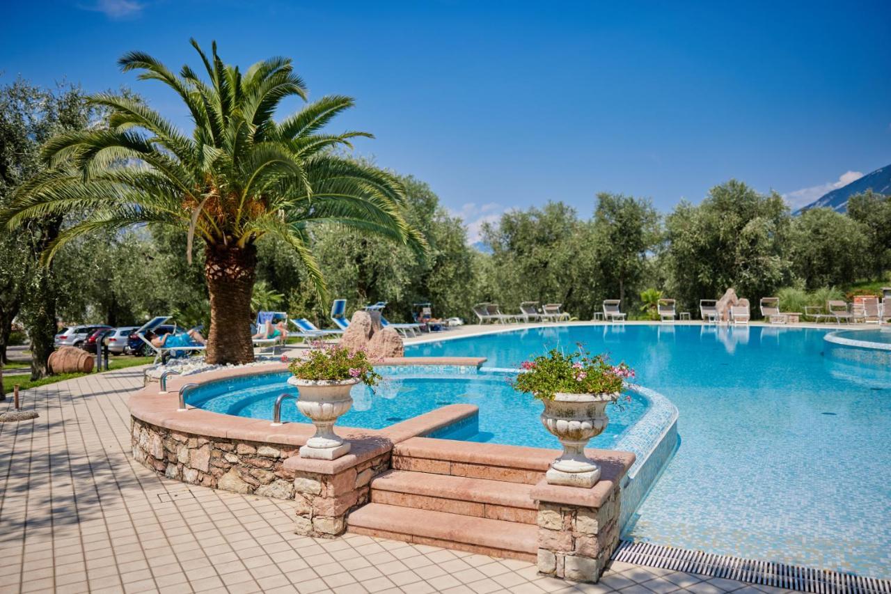 Hotel San Carlo Малчезине Екстериор снимка