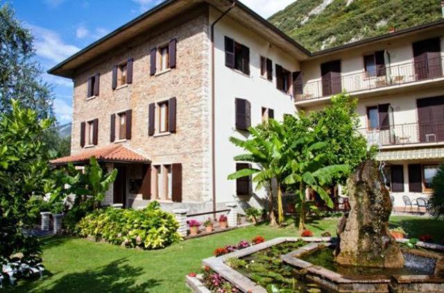 Hotel San Carlo Малчезине Екстериор снимка